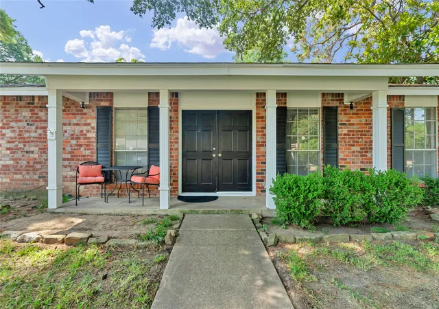 Photo 3 of Single family home for sale at 3408 Hastings Dr, Arlington, TX 76013 | MLS# 21337329 | Listing updated on 2026-08-26