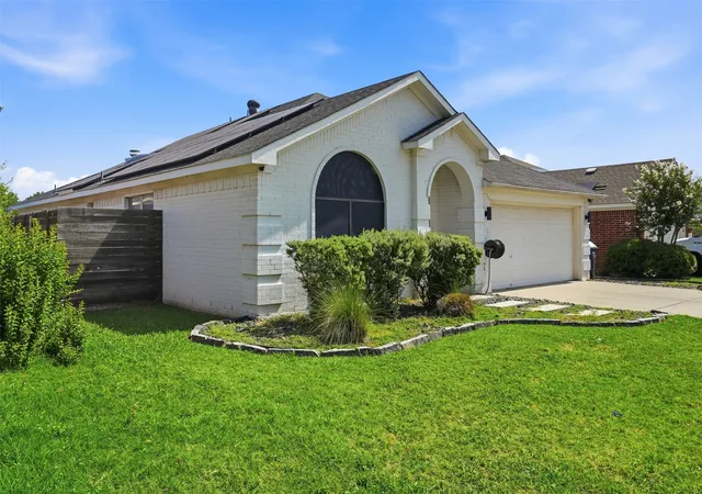 Photo 3 of Single family home for sale at 417 Shadow Grass Ave, Fort Worth, TX 76120 | MLS# 21335603 | Listing updated on 2026-08-19
