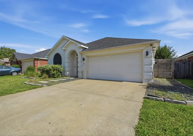 Photo 3 of Single family home for sale at 417 Shadow Grass Ave, Fort Worth, TX 76120 | MLS# 21335603 | Listing updated on 2026-08-19