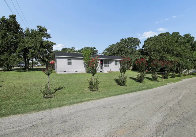 Photo 4 of Sale Pending at 217 Chambers Dr, Alvarado, TX 76009 | MLS# 21337705 | Listing updated on 2026-09-22
