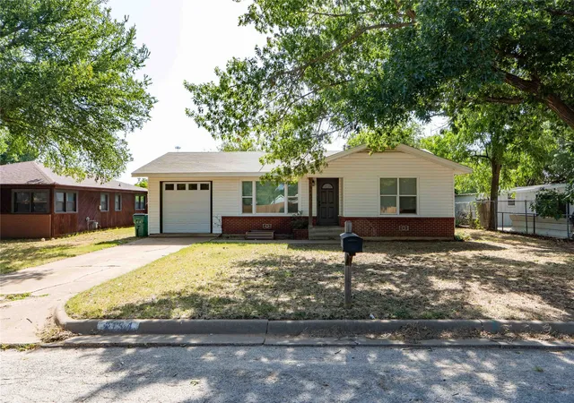 Photo 1 of Single family home for sale at 514 Mcconnell St, Jacksboro, TX 76458 | MLS# 21338589 | Listing updated on 2026-07-23