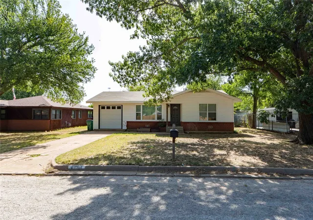 Photo 2 of Single family home for sale at 514 Mcconnell St, Jacksboro, TX 76458 | MLS# 21338589 | Listing updated on 2026-07-23