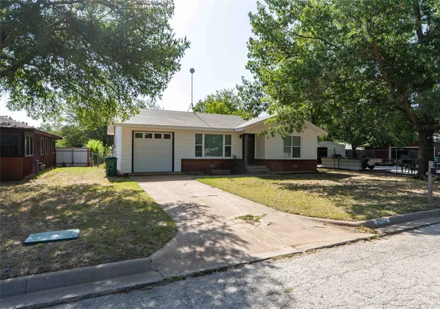 Photo 3 of Single family home for sale at 514 Mcconnell St, Jacksboro, TX 76458 | MLS# 21338589 | Listing updated on 2026-07-23