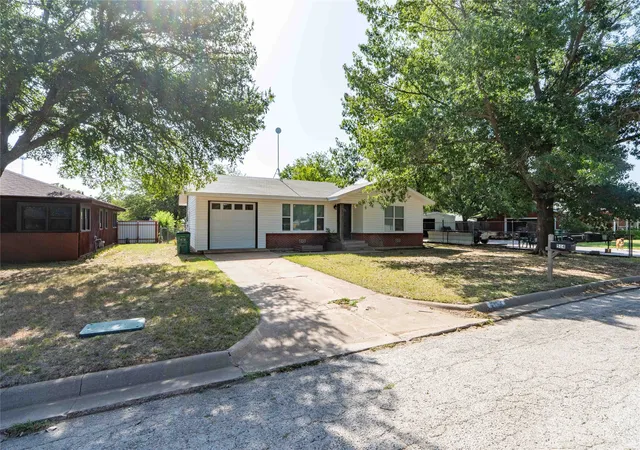 Photo 3 of Single family home for sale at 514 Mcconnell St, Jacksboro, TX 76458 | MLS# 21338589 | Listing updated on 2026-07-23