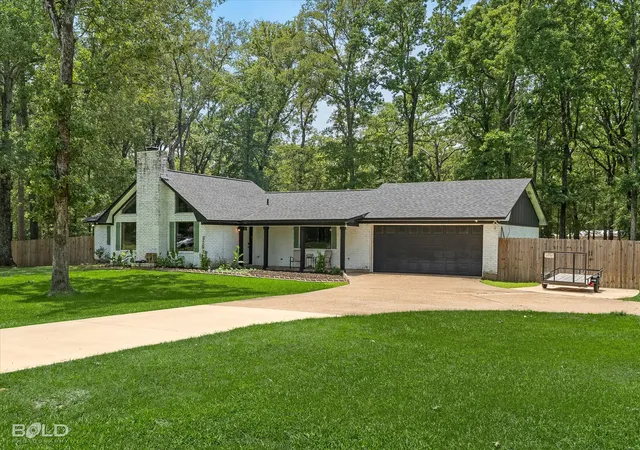 Photo 2 of Single family home for sale at 8111 Southdowns Dr, Shreveport, LA 71107 | MLS# 21338263 | Listing updated on 2026-10-05