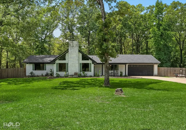 Photo 3 of Single family home for sale at 8111 Southdowns Dr, Shreveport, LA 71107 | MLS# 21338263 | Listing updated on 2026-10-05