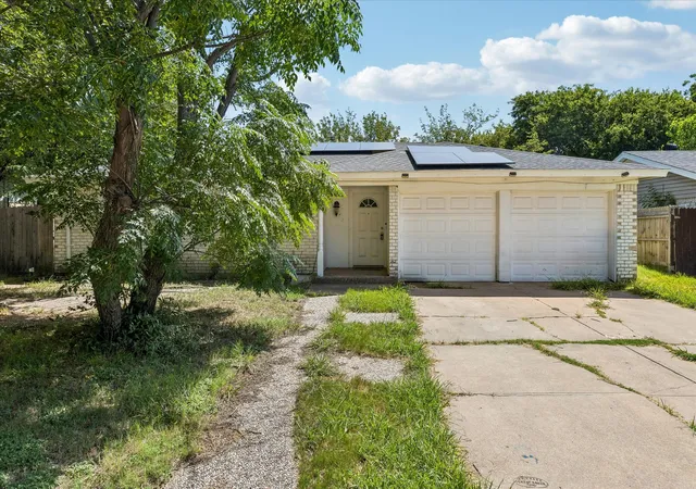 Photo 1 of Single family home for sale at 716 Heathcliff Dr, Fort Worth, TX 76140 | MLS# 21338613 | Listing updated on 2026-07-28