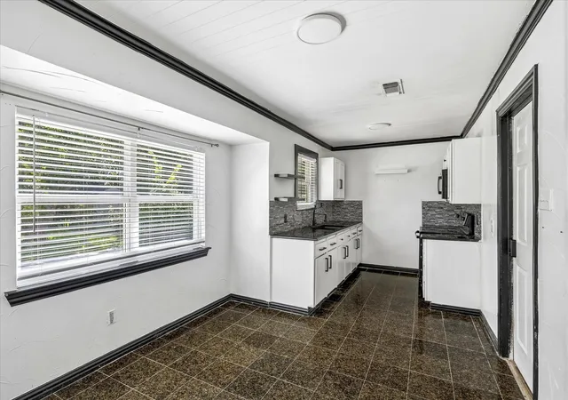 Photo 3 of Single family home for sale at 716 Heathcliff Dr, Fort Worth, TX 76140 | MLS# 21338613 | Listing updated on 2026-07-28