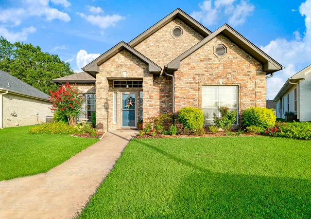 Photo 1 of Single family home for sale at 4250 Primrose Ln, Paris, TX 75462 | MLS# 21338305 | Listing updated on 2026-08-31