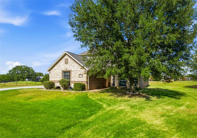 Photo 2 of Single family home for sale at 1389 Thomas Rd, Springtown, TX 76082 | MLS# 21338624 | Listing updated on 2026-07-24
