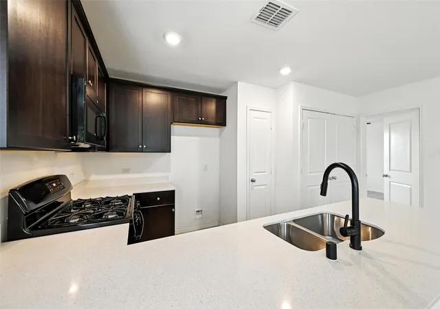 Photo 4 of Single family home for sale at 2733 Slatewood Dr, Fort Worth, TX 76179 | MLS# 21338621 | Listing updated on 2026-07-22