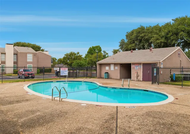 Listing Photo 2 - Condo for sale in building located at 5604 Boca Raton Blvd, Fort Worth, TX 76112 - Unit #248