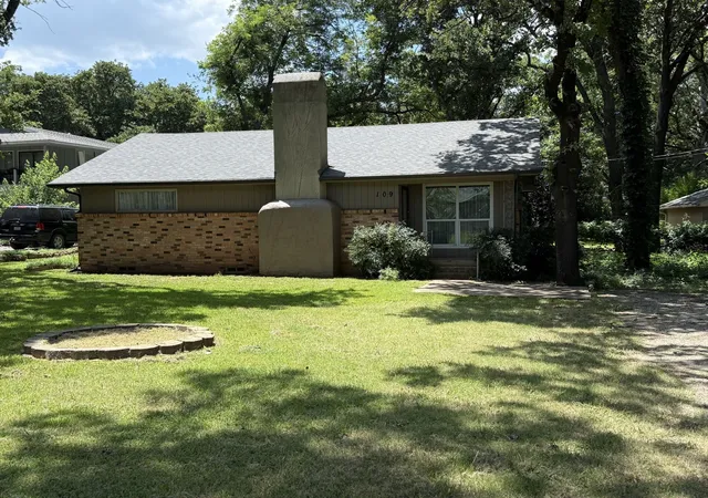 Photo 2 of Single family home for sale at 109 Churchill Ln, Pottsboro, TX 75076 | MLS# 21337219 | Listing updated on 2026-07-23
