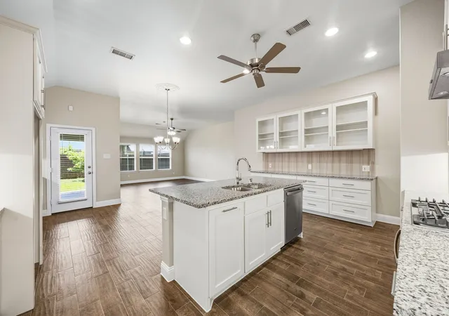 Photo 4 of Single family home for sale at 842 Mildren Ln, Rockwall, TX 75087 | MLS# 21337204 | Listing updated on 2026-08-09
