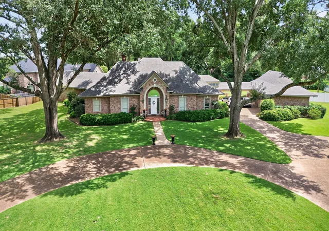 Photo 3 of Single family home for sale at 750 Chinquapin Dr, Shreveport, LA 71106 | MLS# 21338602 | Listing updated on 2026-07-23