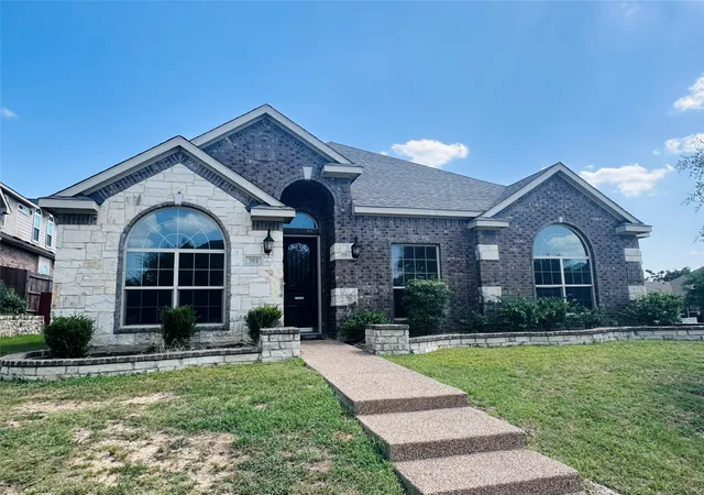 Photo 2 of Single family home for sale at 702 Carolyn T Hunt Dr, Cedar Hill, TX 75104 | MLS# 21338785 | Listing updated on 2026-10-07