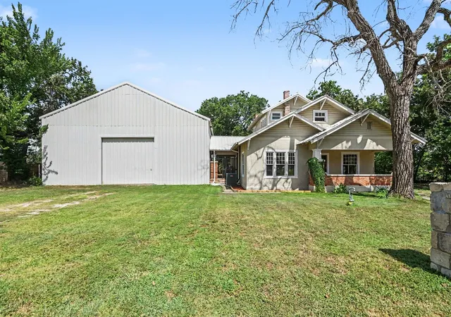 Photo 1 of Sale Pending at 313 S Oak St, Boyd, TX 76023 | MLS# 21333607 | Listing updated on 2026-08-28
