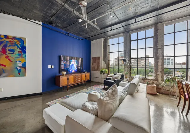 Photo 3 of Condo for sale at 1122 Jackson St #413, Dallas, TX 75202 | MLS# 21332278 | Listing updated on 2026-07-24
