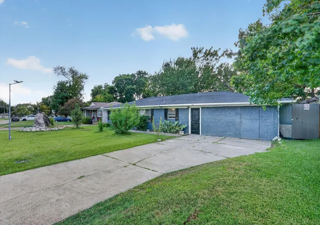 Photo 2 of Single family home for sale at 1029 S Bryan St, Mesquite, TX 75149 | MLS# 21338670 | Listing updated on 2026-08-27