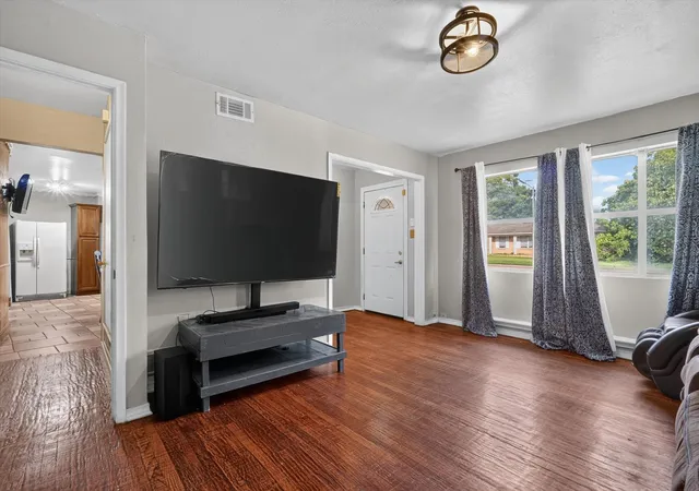 Photo 4 of Single family home for sale at 1029 S Bryan St, Mesquite, TX 75149 | MLS# 21338670 | Listing updated on 2026-08-27