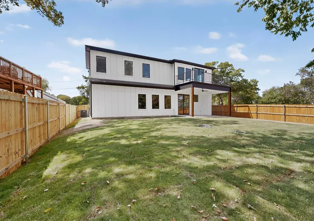 Photo 3 of Single family home for sale at 2304 Bonnie View Rd, Dallas, TX 75216 | MLS# 21338872 | Listing updated on 2026-10-07