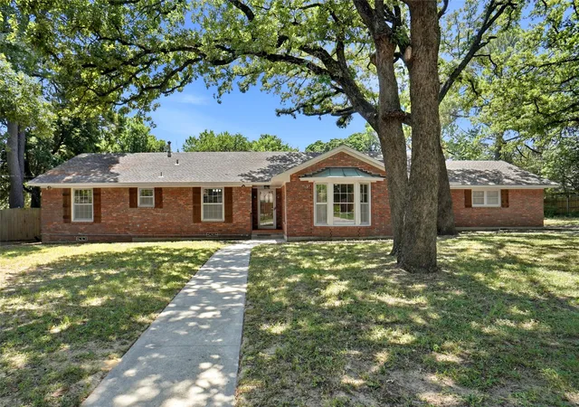Photo 1 of Single family home for sale at 900 Liveoak St, Denton, TX 76209 | MLS# 21338930 | Listing updated on 2026-10-05