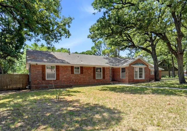 Photo 2 of Single family home for sale at 900 Liveoak St, Denton, TX 76209 | MLS# 21338930 | Listing updated on 2026-10-05
