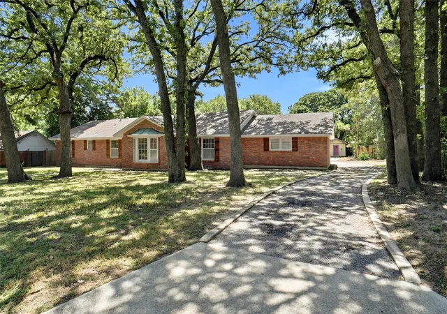 Photo 3 of Single family home for sale at 900 Liveoak St, Denton, TX 76209 | MLS# 21338930 | Listing updated on 2026-10-05
