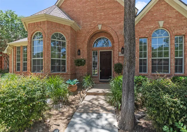 2nd image of 6304 Fox Hunt Dr, Arlington, TX 76001 | MLS# 21338269