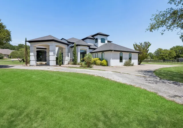 Photo 3 of Sale Pending at 4024 Silver Creek Rd, Fort Worth, TX 76108 | MLS# 21338547 | Listing updated on 2026-10-05
