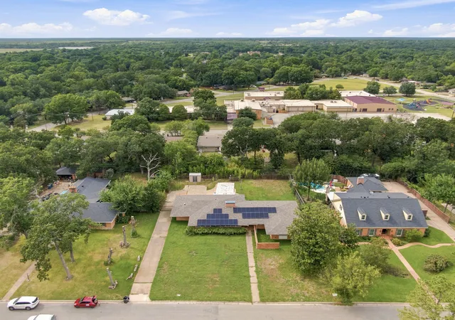 Photo 1 of Single family home for sale at 1444 Oaklawn Dr, Corsicana, TX 75110 | MLS# 21338911 | Listing updated on 2026-07-23