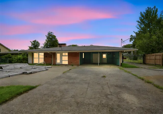 Photo 3 of Single family home for sale at 1444 Oaklawn Dr, Corsicana, TX 75110 | MLS# 21338911 | Listing updated on 2026-09-15