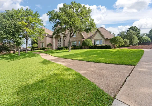 Photo 2 of Single family home for sale at 2829 Donnybrook Dr, Burleson, TX 76028 | MLS# 21337249 | Listing updated on 2026-08-30