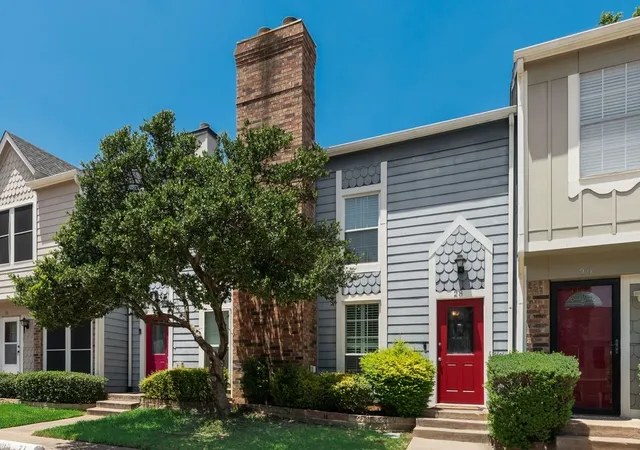 Photo 2 of Single family home for sale at 28 Abbey Rd, Euless, TX 76039 | MLS# 21338861 | Listing updated on 2026-08-17