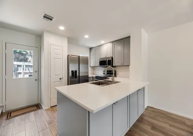 Photo 2 of Single family home for sale at 28 Abbey Rd, Euless, TX 76039 | MLS# 21338861 | Listing updated on 2026-08-17