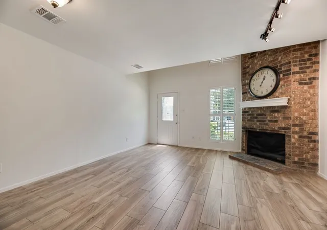 Photo 3 of Single family home for sale at 28 Abbey Rd, Euless, TX 76039 | MLS# 21338861 | Listing updated on 2026-08-17