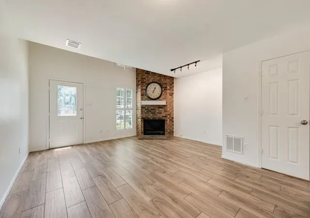 Photo 4 of Single family home for sale at 28 Abbey Rd, Euless, TX 76039 | MLS# 21338861 | Listing updated on 2026-10-03