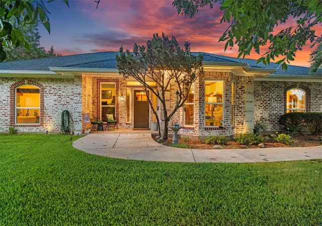 Photo 3 of Sale Pending at 128 Meandering Wy, Weatherford, TX 76086 | MLS# 21338509 | Listing updated on 2026-08-21