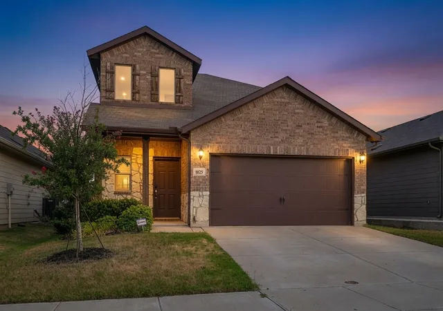 Photo 1 of Single family home for sale at 1025 Mason St, Aubrey, TX 76227 | MLS# 21338345 | Listing updated on 2026-10-08