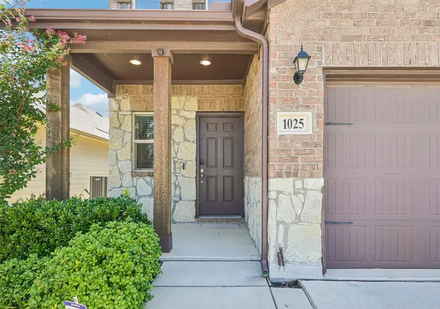 Photo 3 of Single family home for sale at 1025 Mason St, Aubrey, TX 76227 | MLS# 21338345 | Listing updated on 2026-10-08