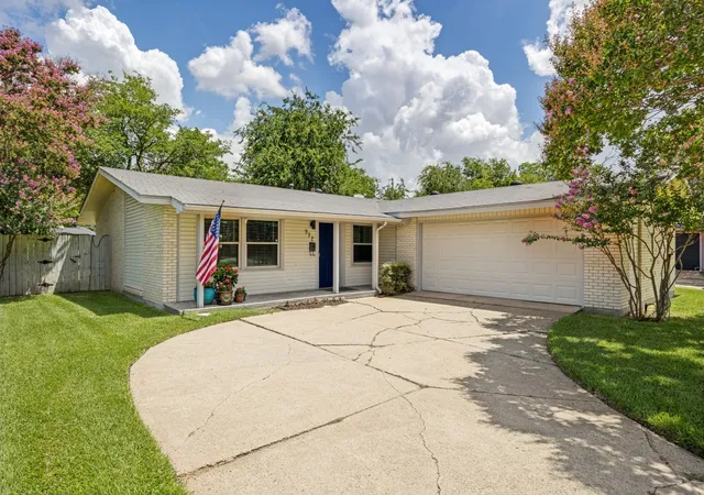 Photo 3 of Single family home for sale at 922 Forreston Dr, Richardson, TX 75080 | MLS# 21336863 | Listing updated on 2026-08-28
