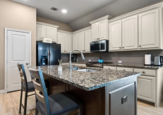 Photo 3 of Single family home for sale at 1005 Hubbard Creek Trl, Mc Kinney, TX 75071 | MLS# 21339149 | Listing updated on 2026-08-27