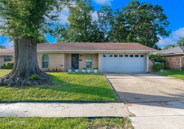 2nd image of 1920 Venus Dr, Bossier City, LA 71112 | MLS# 21339269
