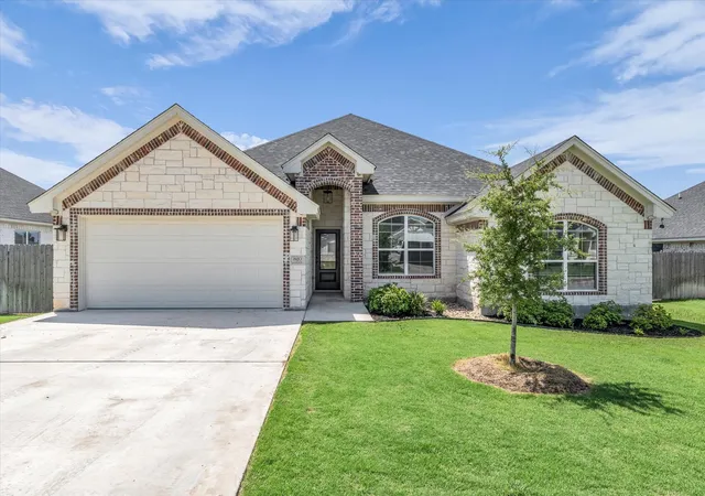Photo 1 of Single family home for sale at 820 Secretariat Dr, Hewitt, TX 76643 | MLS# 21337301 | Listing updated on 2026-10-01