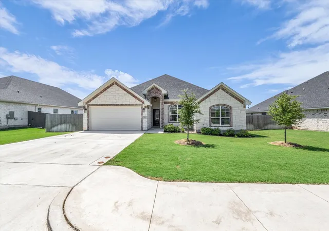 Photo 2 of Single family home for sale at 820 Secretariat Dr, Hewitt, TX 76643 | MLS# 21337301 | Listing updated on 2026-10-01