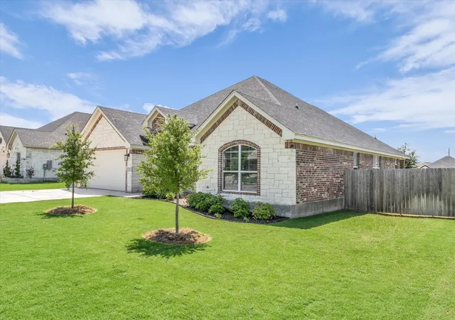 Photo 3 of Single family home for sale at 820 Secretariat Dr, Hewitt, TX 76643 | MLS# 21337301 | Listing updated on 2026-10-01