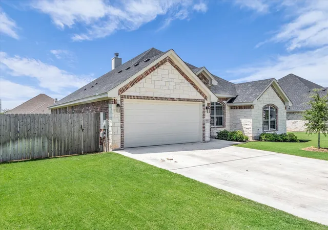 Photo 3 of Single family home for sale at 820 Secretariat Dr, Hewitt, TX 76643 | MLS# 21337301 | Listing updated on 2026-10-01