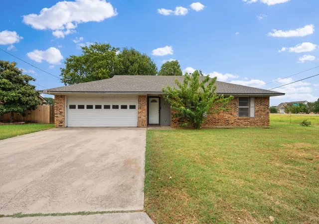 Photo 1 of Single family home for sale at 2 Finley Cir, Krum, TX 76249 | MLS# 21335460 | Listing updated on 2026-08-09