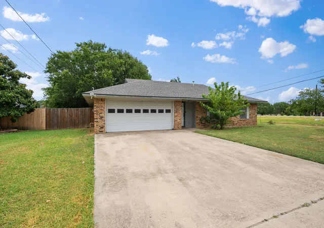 Photo 2 of Single family home for sale at 2 Finley Cir, Krum, TX 76249 | MLS# 21335460 | Listing updated on 2026-08-09