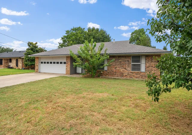 Photo 3 of Single family home for sale at 2 Finley Cir, Krum, TX 76249 | MLS# 21335460 | Listing updated on 2026-08-09
